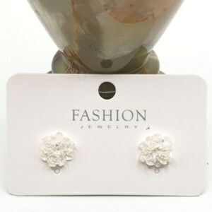 NEW White Flower Shaped Stud Earrings